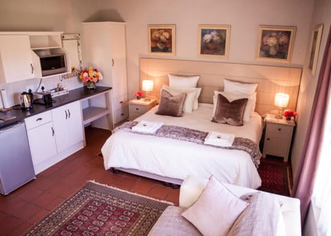 Bed, Kitchen or kitchenette, minibar