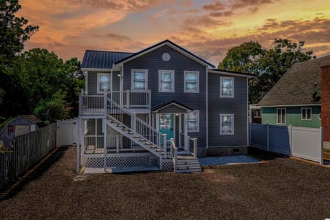 Immaculate Home With Putting Green and Private Pool! Pet Friendly 6 Bedroom- 4 Bath Duplex A&B House in North Myrtle Beach