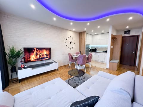 TV and multimedia, Living room, Seating area, Evening entertainment