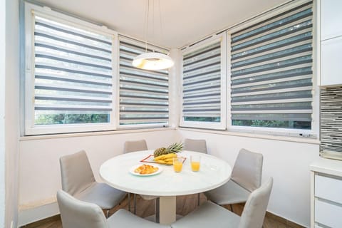 Food and drinks, Seating area, Dining area, Food