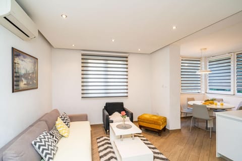 TV and multimedia, Living room, Photo of the whole room, Seating area, Dining area