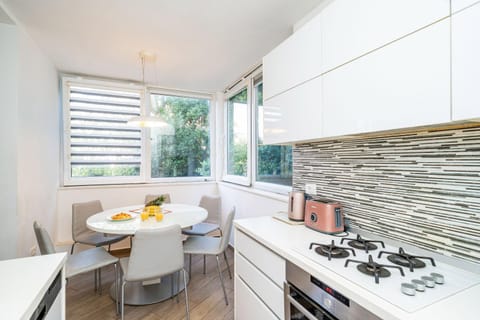 Kitchen or kitchenette, Food and drinks, Dining area, Food, minibar, pet friendly, stove