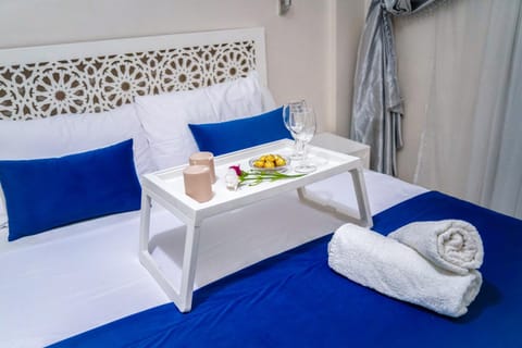 Bed, Living room, Bedroom, towels