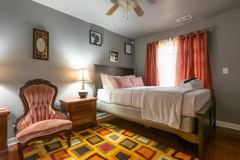 Photo of the whole room, Bedroom