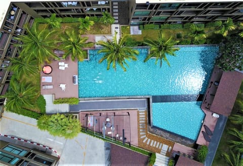 Property building, Bird's eye view, Pool view, Swimming pool, sunbed