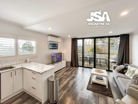 TV and multimedia, Kitchen or kitchenette, Living room, Seating area, air conditioner