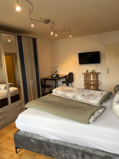 Bed, TV and multimedia, Photo of the whole room, Bedroom