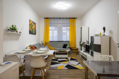 TV and multimedia, Living room, Seating area, Dining area