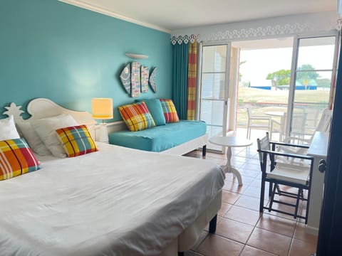Bed, Living room, Photo of the whole room, Seating area, Bedroom