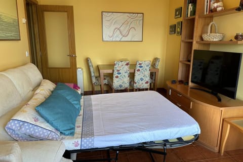 2 Bed Apt Sleeps 4 - Two TVs - Free Parking Apartment in Portonovo