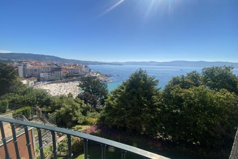 2 Bed Apt Sleeps 4 - Two TVs - Free Parking Apartment in Portonovo