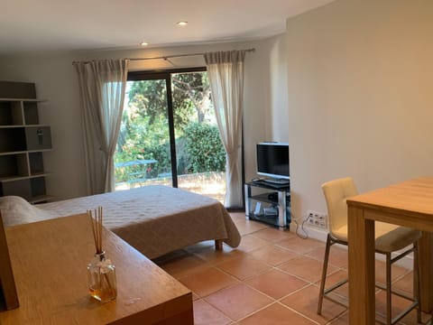 Bed, TV and multimedia, Living room, Photo of the whole room, Dining area