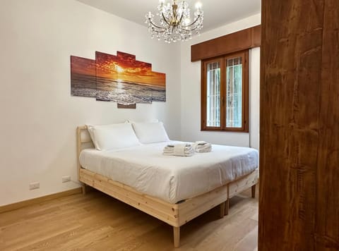 Bed, Photo of the whole room, Decorative detail, Bedroom, towels, wardrobe