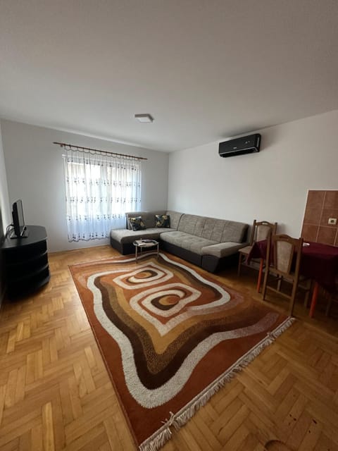 Living room, Seating area, air conditioner