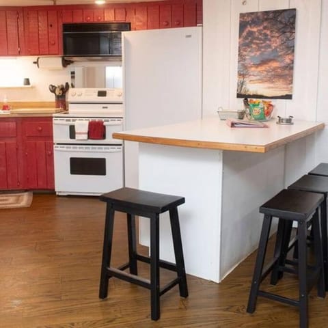 2 Bedroom Apartment overlooks WCU and Cullowhee NC - Smoke and Pet free Apartment in Cullowhee