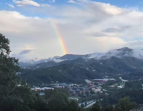 2 Bedroom Apartment overlooks WCU and Cullowhee NC - Smoke and Pet free Apartment in Cullowhee