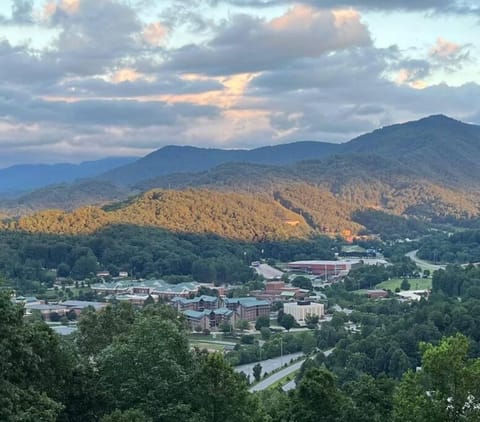2 Bedroom Apartment overlooks WCU and Cullowhee NC - Smoke and Pet free Apartment in Cullowhee
