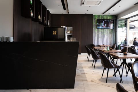 Restaurant/places to eat, TV and multimedia, Lounge or bar, Banquet/Function facilities, Seating area