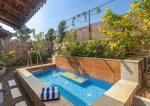 Property building, Facade/entrance, Day, Natural landscape, Garden, Bathroom, View (from property/room), Living room, Food and drinks, Seating area, Dining area, Bedroom, Garden view, Lake view, Pool view, Swimming pool, Swimming pool, Meals, Parking, furniture, sunbed, towels, towels, air conditioner