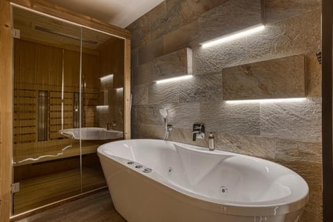 Hot Tub, Sauna