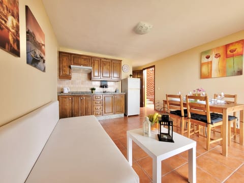 Kitchen or kitchenette, Living room, Seating area, Dining area