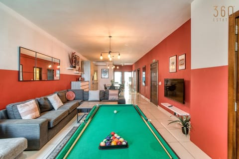 Communal lounge/ TV room, Billiard, Game Room, TV and multimedia, Living room, Seating area, Evening entertainment