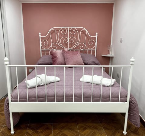 Bed, Photo of the whole room, Bedroom, bunk bed, towels