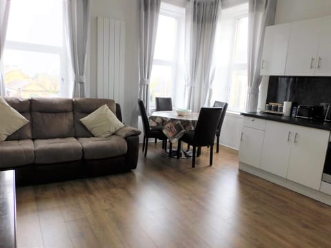 Comfortable 4 bed Apt in Paisley Next to Station Apartment in Paisley