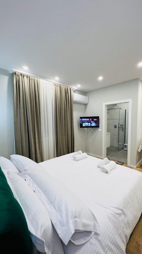 Bed, TV and multimedia, Photo of the whole room, Bedroom, towels, air conditioner