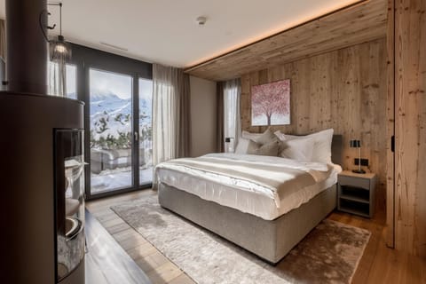 Bedroom, Mountain view