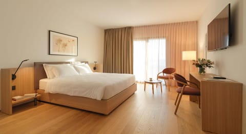 Photo of the whole room, Bedroom, hair dresser