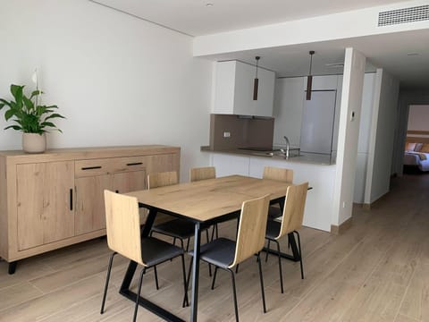 Kitchen or kitchenette, Dining area