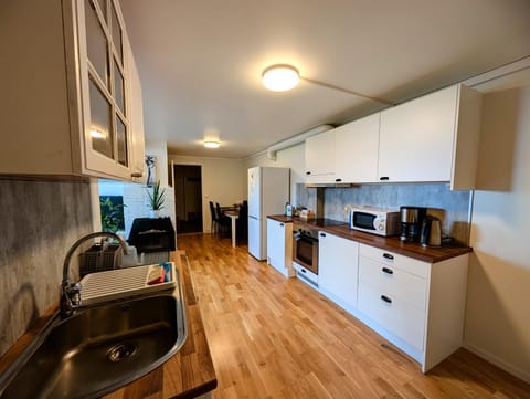 Aurora rooms in shared apartment nr1 We are doing privet northen light trip, reindeer trip and sommaroy Fjord trip Bed and Breakfast in Tromso