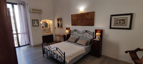 Bed, Seating area, Bedroom, air conditioner