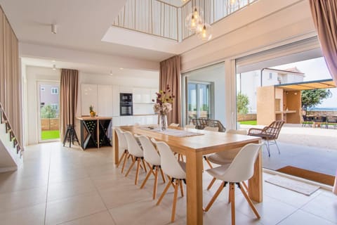 Seating area, Dining area