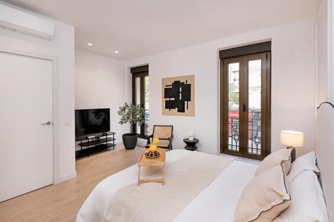 Photo of the whole room, Bedroom