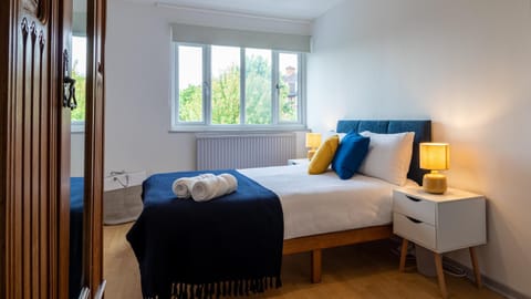 Bed, Photo of the whole room, Bedroom, Landmark view, Street view, towels, wardrobe, laundry