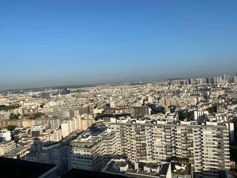 Bel appartement avec piscine et vue sur Paris Apartment in Paris