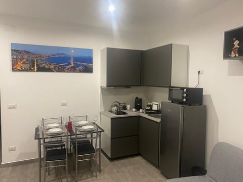 Coffee/tea facilities, Kitchen or kitchenette, Dining area, stove