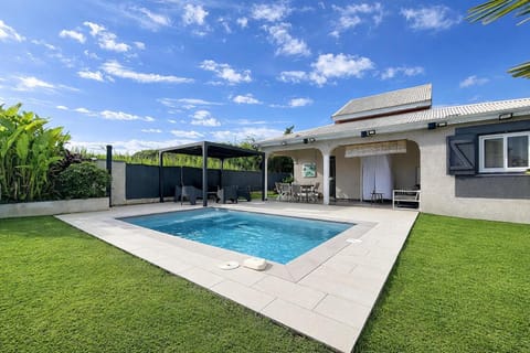 Property building, Day, Garden, Garden view, Pool view, Swimming pool, sunbed
