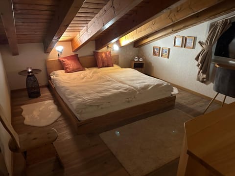 Bed, Photo of the whole room, Bedroom