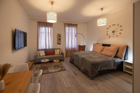 TV and multimedia, Living room, Photo of the whole room, Bedroom