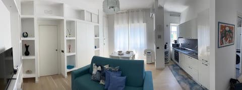 Communal lounge/ TV room, TV and multimedia, Kitchen or kitchenette, Seating area