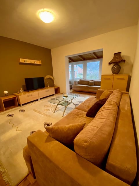 Communal lounge/ TV room, TV and multimedia, Living room, Seating area, Evening entertainment