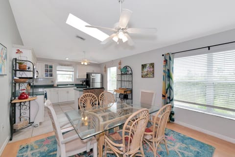 Kitchen or kitchenette, Dining area, fireplace, minibar, pet friendly