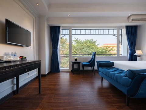 Communal lounge/ TV room, Bed, TV and multimedia, View (from property/room), Balcony/Terrace, Living room, Photo of the whole room, Seating area, Evening entertainment, Bedroom, air conditioner