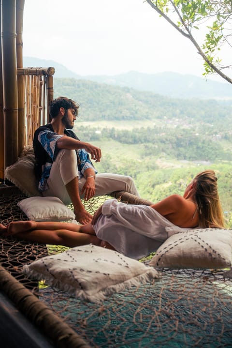 Cliffside Bamboo Treehouse with Heated Pool and View Villa in Sidemen