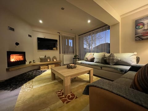 Communal lounge/ TV room, TV and multimedia, Living room, Seating area, Evening entertainment