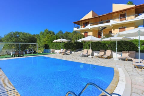 Property building, Patio, Day, Pool view, Swimming pool, sunbed