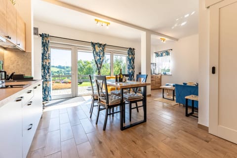 Kitchen or kitchenette, Living room, Seating area, Dining area